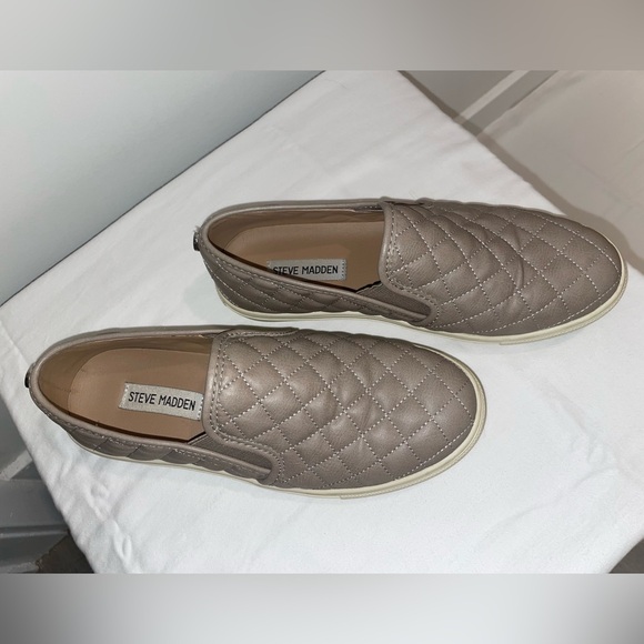 Steve Madden | Ecentrcq Leather Quilted Slip-On Shoes | Size 8.5 - Picture 2 of 9